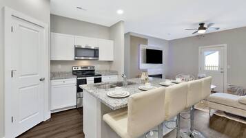 Geladeira, micro-ondas, fogão, cooktop