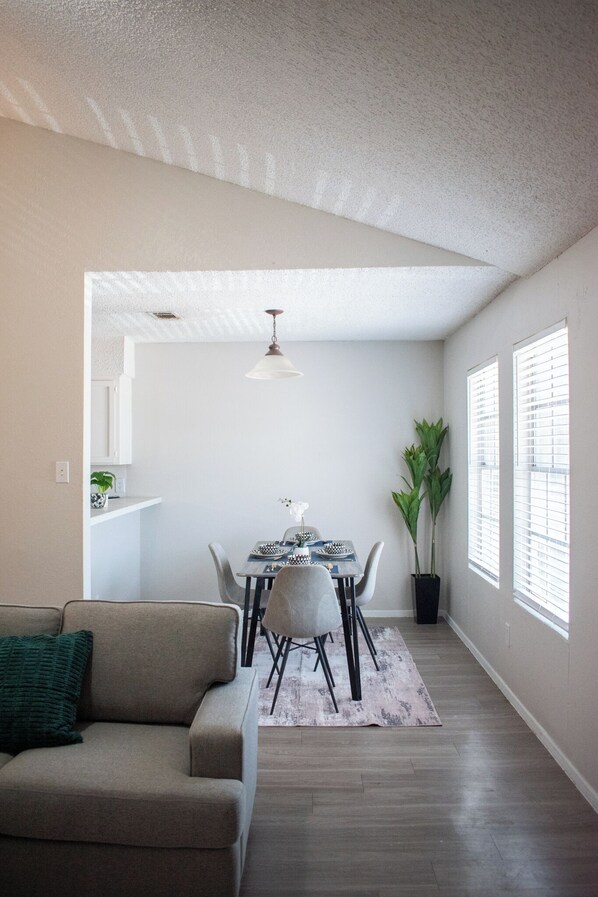 Interior - 2BR 1BA 10mins Downtown UT Domain and Samsung Pool- Walkin Public Transportation (Austin)