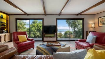 Smart-TV, Kamin, Videospiele, Bücher