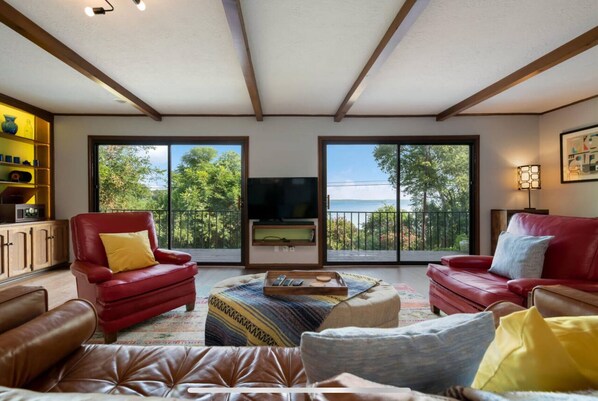 Smart TV, fireplace, video games, books