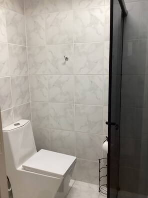 Haartrockner, Handtücher, Toilettenpapier