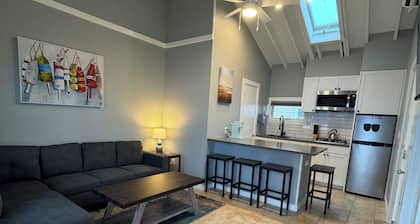 Newly Renovated Beach Bungalow with Parking