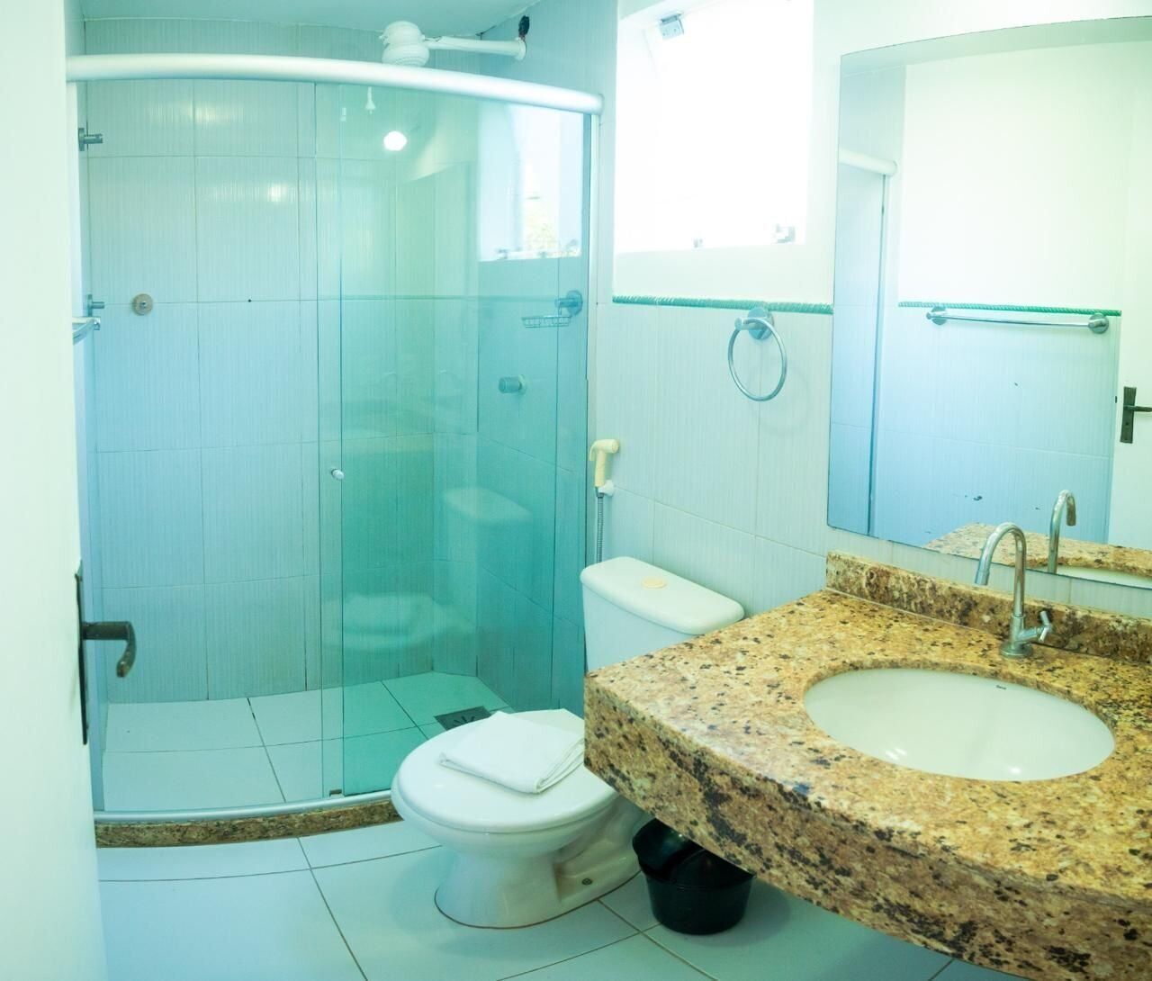 Deluxe eenpersoonskamer, 1 slaapkamer, aan het zwembad | Badkamer | Een douche, gratis toiletartikelen, een bidet, zeep