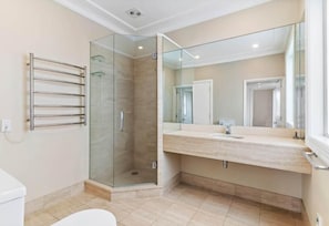 Family House, Garden View | Bathroom - 3min to beach 4 bedroom villa (Auckland)