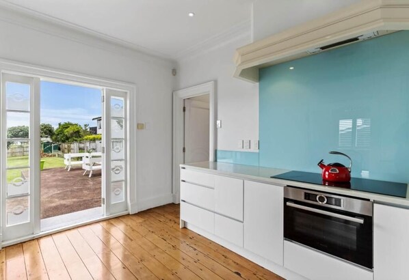 Private kitchen - 3min to beach 4 bedroom villa (Auckland)