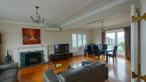 Living area - 3min to beach 4 bedroom villa (Auckland)