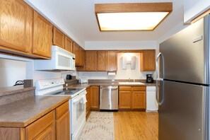 Refrigerador, microondas, horno, placa de cocina