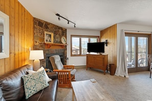 Smart TV y chimenea 