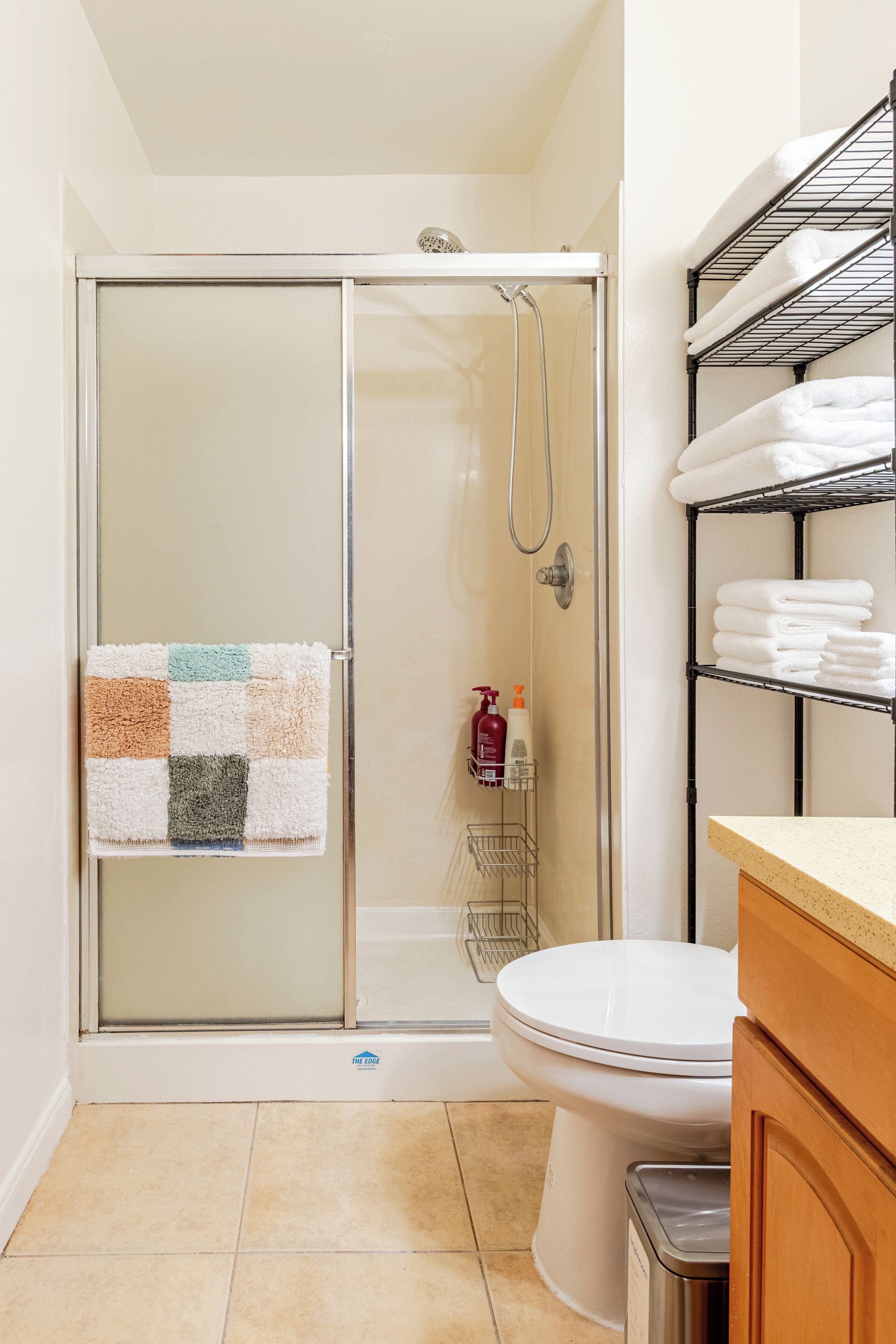 Haartrockner, Handtücher, Seife, Toilettenpapier