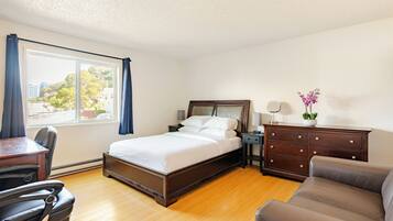 3 bedrooms, desk, iron/ironing board, travel crib