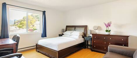 3 habitaciones, escritorio y tabla de planchar con plancha