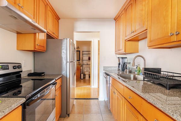 Kjøleskap, mikrobølgeovn, ovn og kokeplater