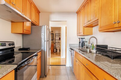 Modern 3-Bedroom 2 Bathroom 6 Beds Suite with AC, Perfect for Family and Work