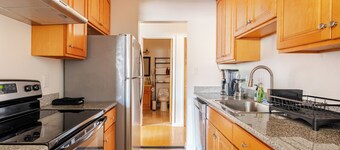 Modern 3-Bedroom 2 Bathroom 6 Beds Suite with AC, Perfect for Family and Work