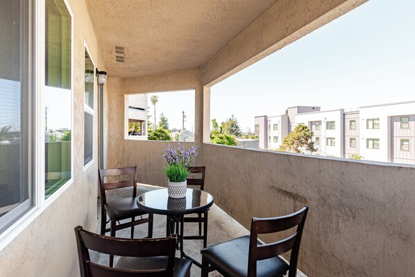 Outdoor dining - Modern 3-Bedroom 2 Bathroom 6 Beds Suite with AC, Perfect for Family and Work (Albany)