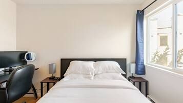 3 bedrooms, desk, iron/ironing board, travel crib