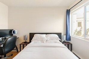 3 bedrooms, desk, iron/ironing board, travel crib - Modern 3-Bedroom 2 Bathroom 6 Beds Suite with AC, Perfect for Family and Work (Albany)