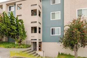 Exterior - Modern 3-Bedroom 2 Bathroom 6 Beds Suite with AC, Perfect for Family and Work (Albany)