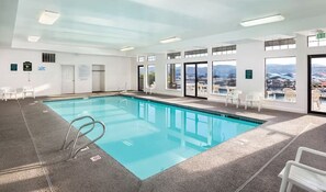 Een binnenzwembad, een verwarmd zwembad