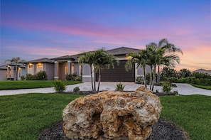 Property grounds - Heated Saltwater Pool & Spa with Tiki Hut - Backyard Oasis - Roelens (Cape Coral)