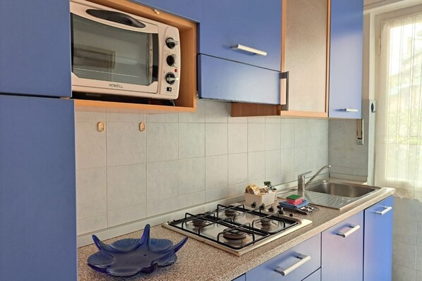Fridge, microwave, oven, stovetop - Studio Apartment in Sanremo (Casa Romana) (Sanremo)