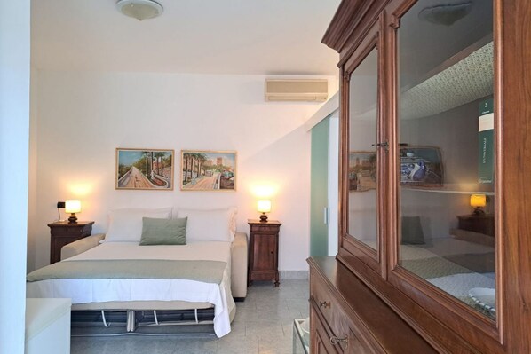 1 bedroom, in-room safe, iron/ironing board, free WiFi