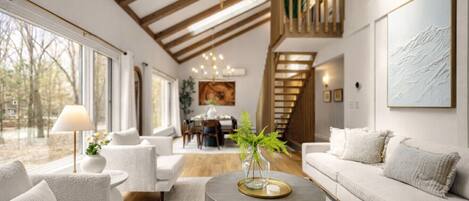 Tv, eldstad, tv-spel och kontor