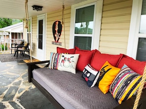 Terrace/patio - Hard Rock Haus: pet-friendly 2-bed bungalow just a rollin’ stone from Helen! (Helen)