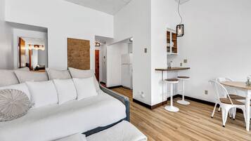 Tabla de planchar con plancha, wifi gratis, ropa de cama