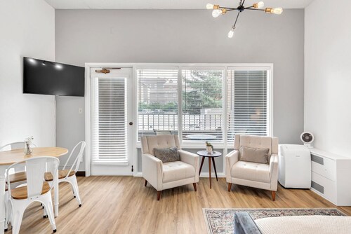 Stay Cozy in Downtown Helena – Your Home Base Awaits, No Cleaning Fee!