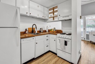 Stay Cozy in Downtown Helena – Your Home Base Awaits