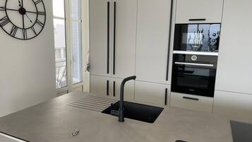 Microwave, oven, dishwasher, coffee/tea maker