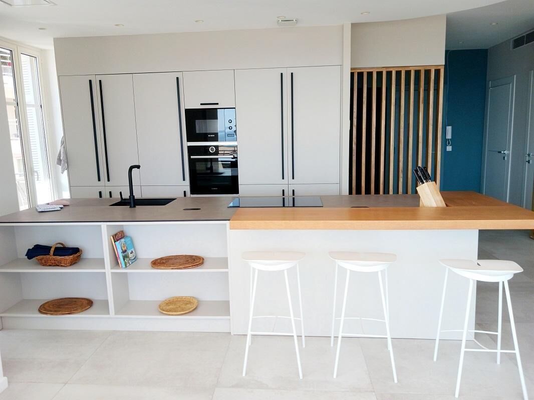 Microwave, oven, dishwasher, coffee/tea maker