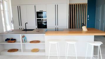 Microwave, oven, dishwasher, coffee/tea maker