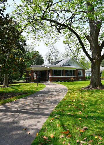 Spacious 4-bedroom house with WiFi and lake views in historic Lake Providence