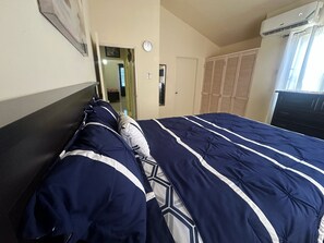 2 bedrooms, iron/ironing board, WiFi, bed sheets - Charming 2-bedroom house with WiFi, AC in Phoenix Park Portmore. (Portmore)