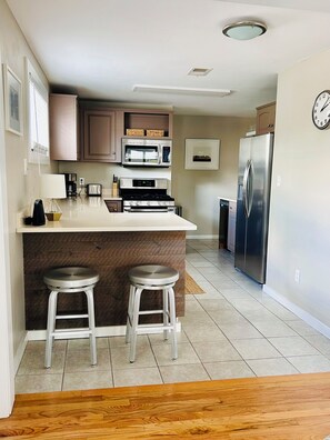 Fridge, microwave, oven, stovetop - Charming, updated 2-bedroom, 2 bathroom in wonderful area, minutes from Boulder! (Lafayette)