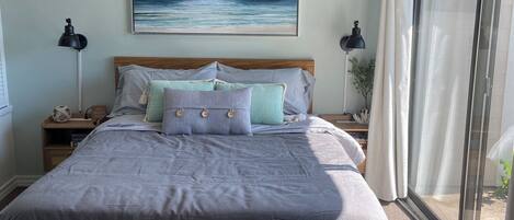 2 dormitorios, tabla de planchar con plancha, cuna de viaje