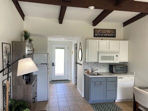 Kjøleskap, mikrobølgeovn, ovn og oppvaskmaskin