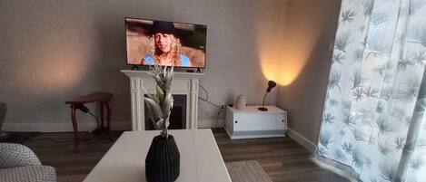 Smart TV, fireplace