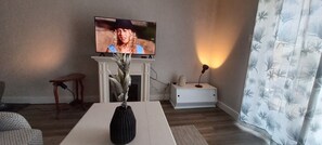 Smart-tv och eldstad