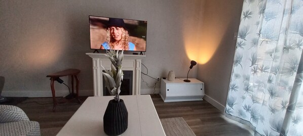 Smart TV y chimenea 