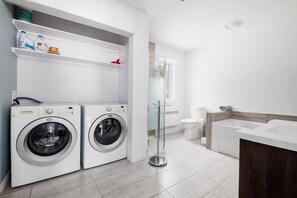 Dusche, Handtücher, Seife, Toilettenpapier