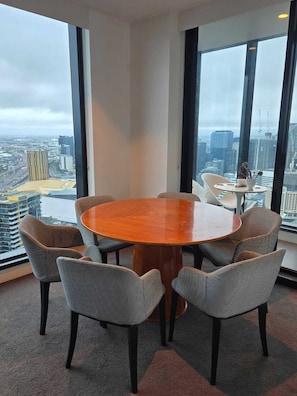 Suite, 3 camere da letto, vista città | Area soggiorno