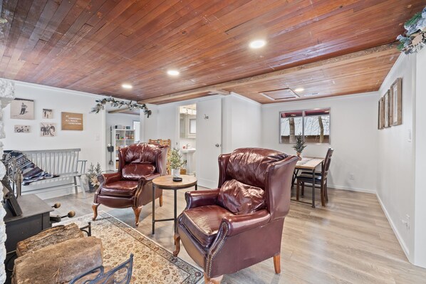 Interior - 2-bedroom cabin in delightful Provo with cool AC breeze (Provo)