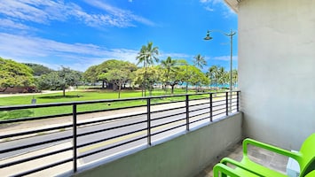 Private Lanai East facing
Diamondhead Crater &
Pacific Ocean & Waikiki Beach