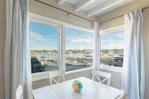 Interior - Sleeps 16 Dock, Walk to Beach, Balboa Fun Zone & Dining Edgewater Place (Newport Beach)