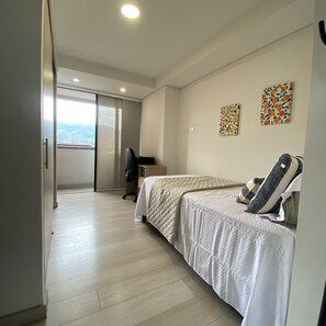 2 Schlafzimmer, Schreibtisch, Bügeleisen/Bügelbrett, Reisekinderbett
