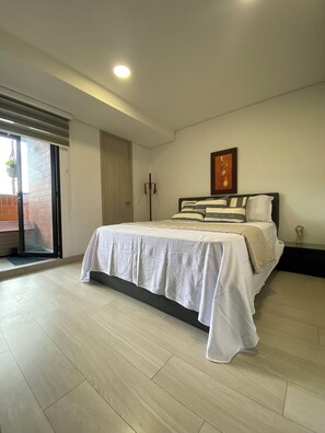 2 Schlafzimmer, Schreibtisch, Bügeleisen/Bügelbrett, Reisekinderbett