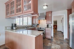 Fridge, microwave, oven, stovetop - La Jolla Shores Hideaway 2 blocks from Beach (La Jolla)